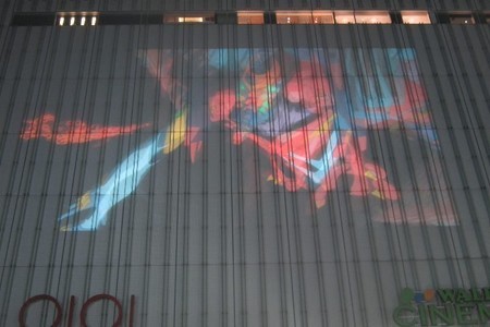 Un'immagine dell'anteprima di Evangelion: 3.0 proiettata sulla facciata continua del cinema Wald9