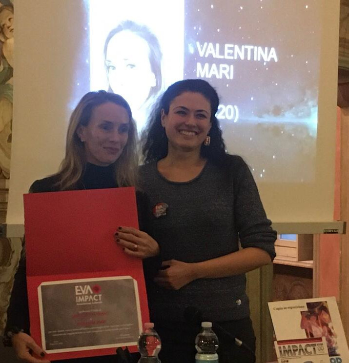 Valentina Mari riceve l'attestato di Amica di EVA IMPACT