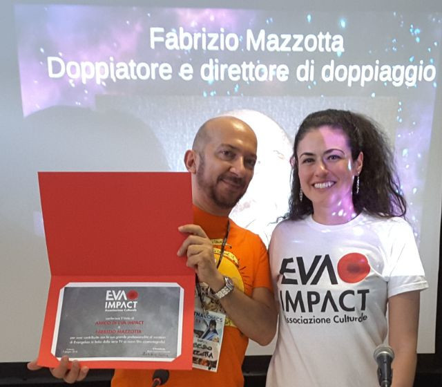 Fabrizio Mazzotta riceve l'attestato di Amico di EVA IMPACT