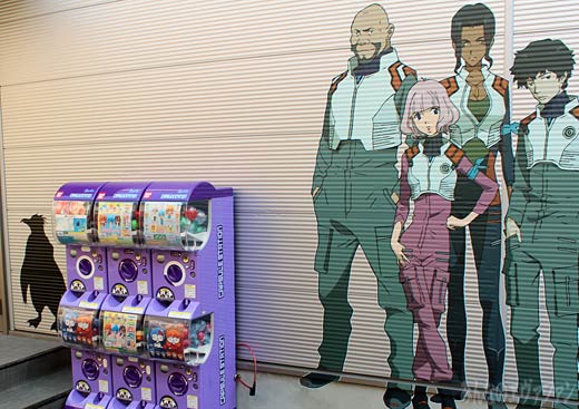 Immagine apparsa sulle serrande dell'Evangelion Store di Tokyo - Pen Pen assente in Evangelion: 3.0 e rappresentato in disparte
