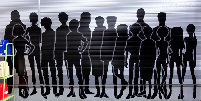 Silhouette dei personaggi di Evangelion sulla serranda dell'Evangelion Store di Tokyo