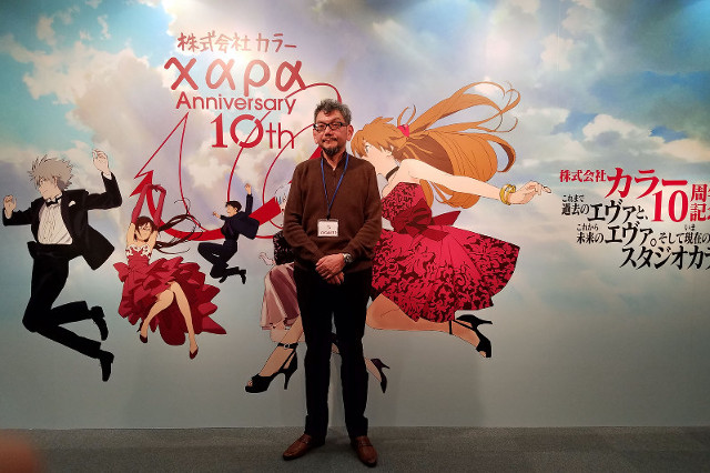 Hideaki Anno immortalato durante la mostra per il decennale dello Studio Khara
