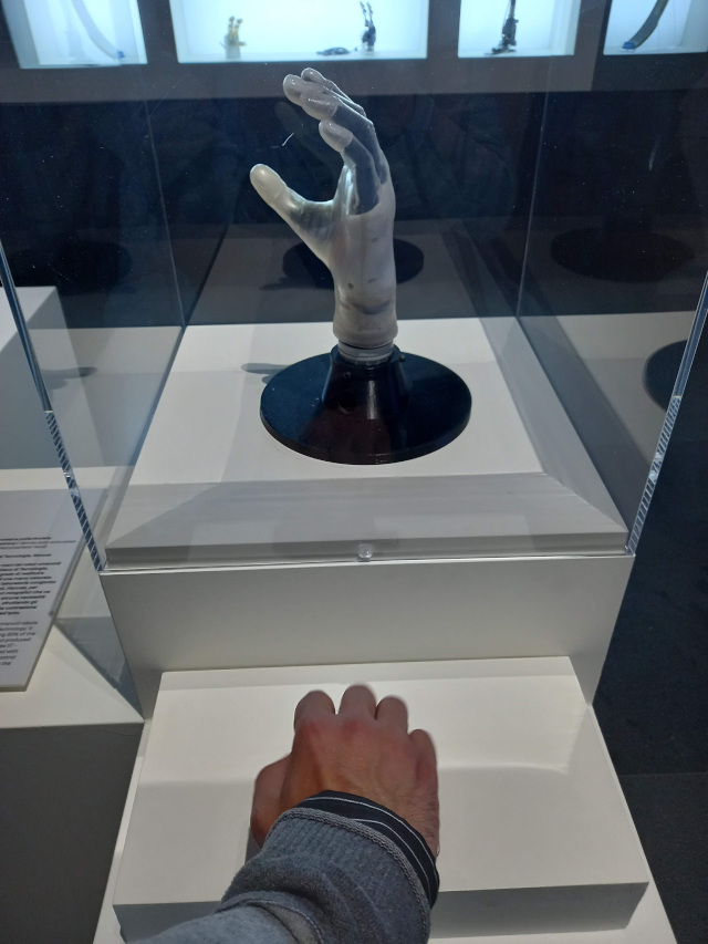 ROBOT - The Human Project – Mano artificiale che replica in tempo reale i movimenti della mano umana