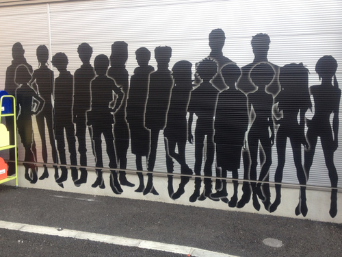 Silhouette dei personaggi di Evangelion: 3.0 apparse sulle serrande della vetrina dell'Evangelion Store - 23 novembre 2011