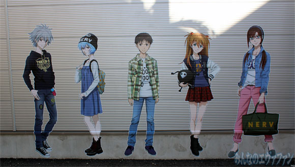 Immagine dell'Evangelion Store di Tokyo che ritrae Shinji, Kaworu, Rei, Asuka e Mari in abiti civili