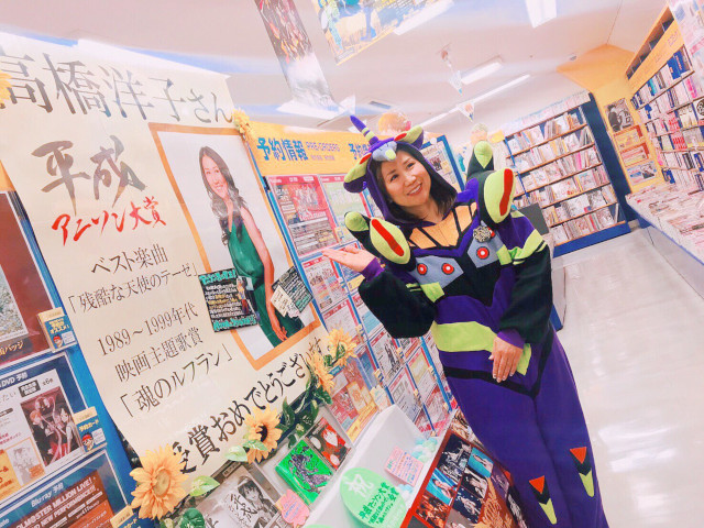 Yoko Takahashi in cosplay da Eva-01 durante l'Evangelion World Tour